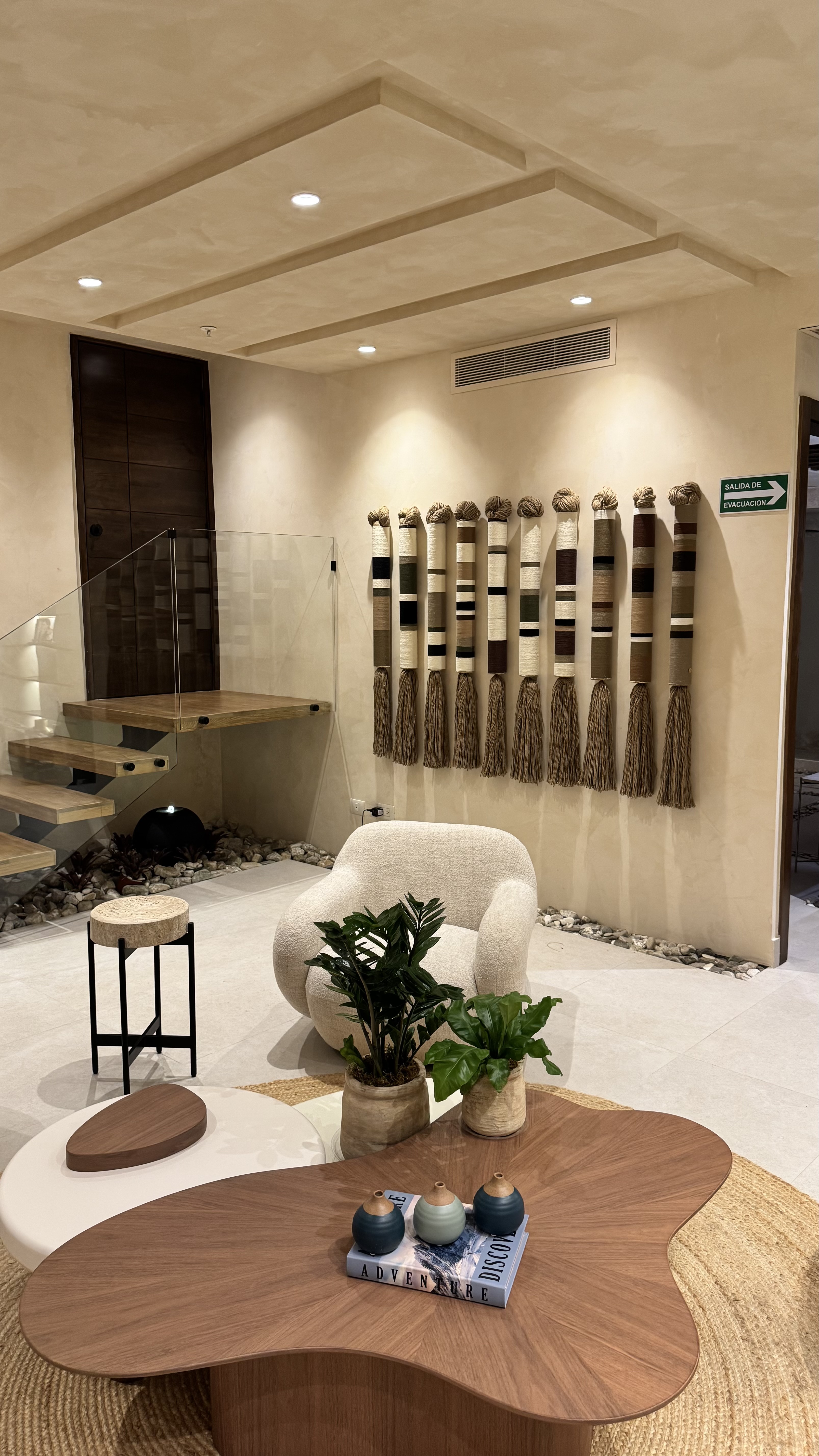 Piezas decorativas Piaroa instaladas en lobby residencial, Santo Domingo